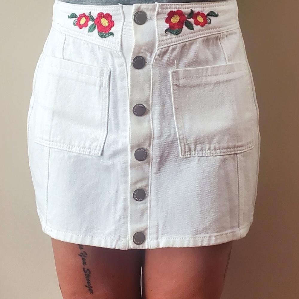 NWT Glamorous White Mini Denim Skirt Red Floral Embroidery Button Front Size 6